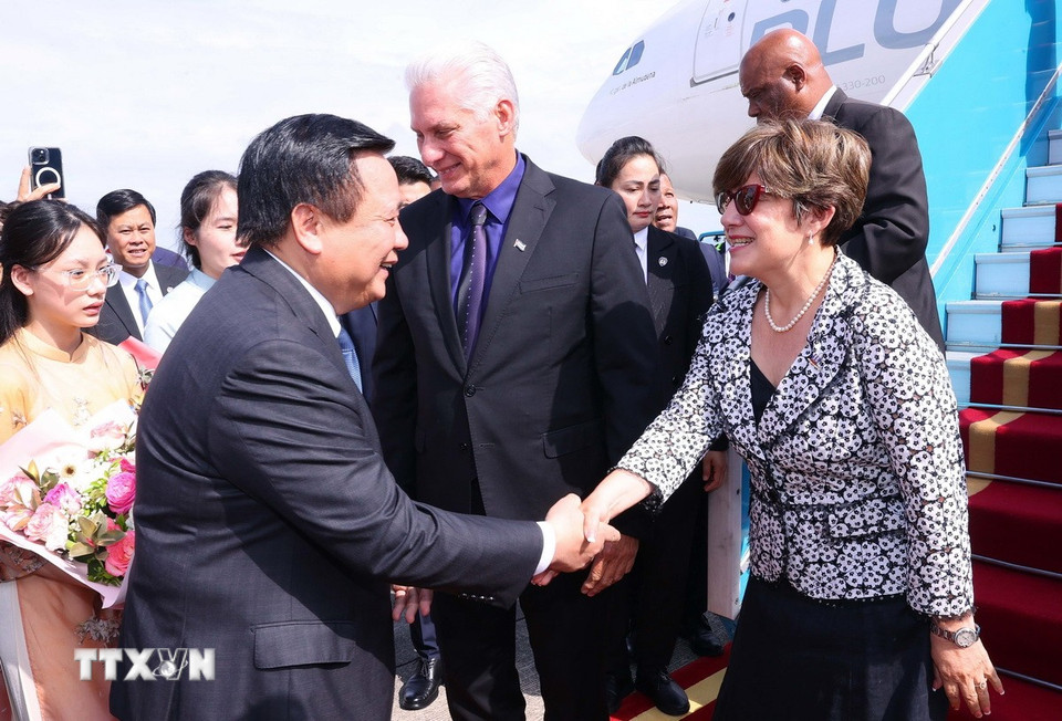 Ông Nguyễn Xuân Thắng, Ủy viên Bộ Chính trị, Giám đốc Học viện Chính trị quốc gia Hồ Chí Minh, Chủ tịch Hội đồng Lý luận Trung ương, đón Bí thư Thứ nhất, Chủ tịch nước Cuba Miguel Díaz-Canel Bermúdez và Phu nhân tại Sân bay quốc tế Nội Bài. (Ảnh: Văn Điệp/TTXVN)