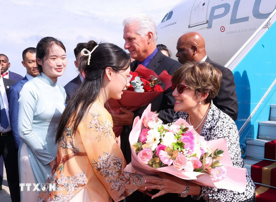 Thiếu nữ Thủ đô tặng hoa chào mừng Bí thư Thứ nhất, Chủ tịch nước Cuba Miguel Díaz-Canel Bermúdez và Phu nhân tới thăm Việt Nam. (Ảnh: Văn Điệp/TTXVN)