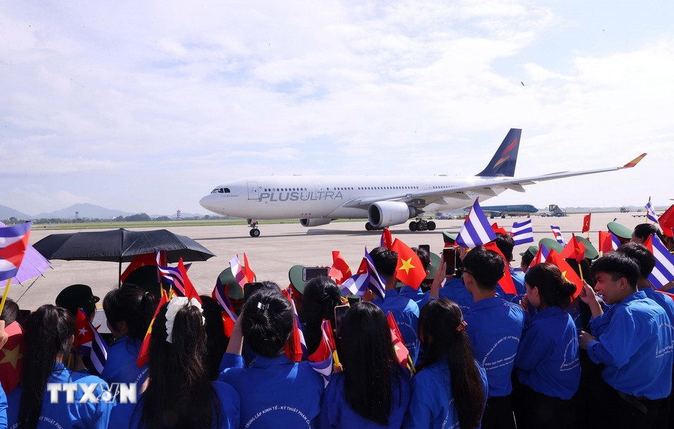Đông đảo đoàn viên, thanh niên Hà Nội đón Bí thư Thứ nhất, Chủ tịch nước Cuba Miguel Díaz-Canel Bermúdez và Phu nhân tại Sân bay quốc tế Nội Bài. (Ảnh: Văn Điệp/TTXVN)