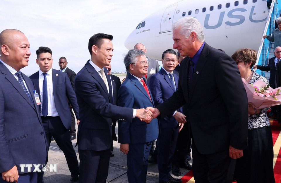 Lãnh đạo các Ban, bộ, ngành của Việt Nam đón Bí thư Thứ nhất, Chủ tịch nước Cuba Miguel Díaz-Canel Bermúdez và Phu nhân tại Sân bay quốc tế Nội Bài, Hà Nội. (Ảnh: Văn Điệp/TTXVN)