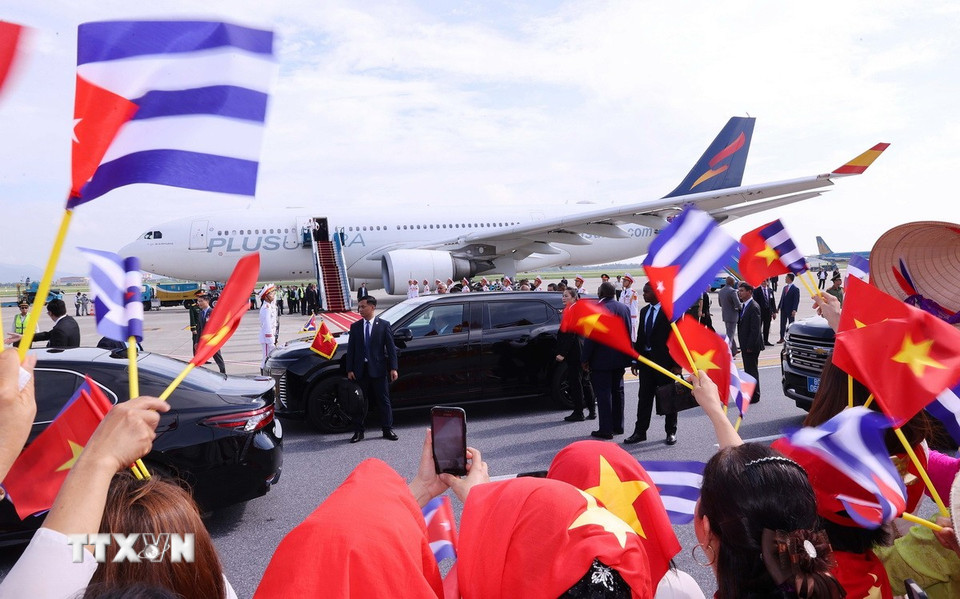 Đông đảo người dân Thủ đô Hà Nội đón Bí thư Thứ nhất, Chủ tịch nước Cuba Miguel Díaz-Canel Bermúdez và Phu nhân tại sân bay quốc tế Nội Bài. (Ảnh: Văn Điệp/TTXVN)