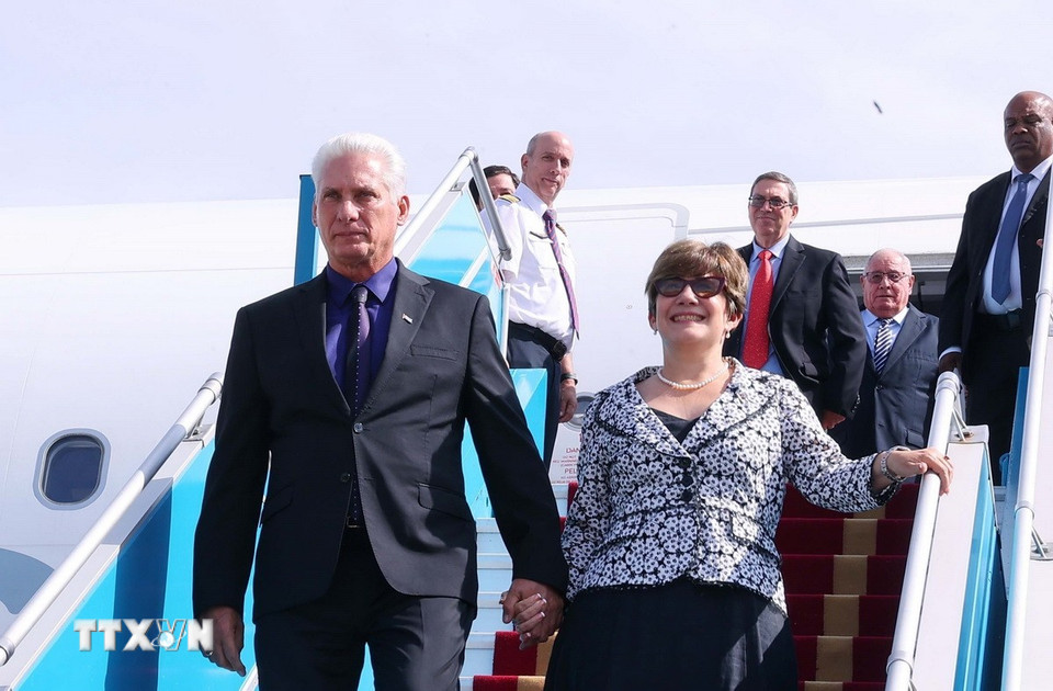 Bí thư Thứ nhất, Chủ tịch nước Cuba Miguel Díaz-Canel Bermúdez và Phu nhân đến Sân bay quốc tế Nội Bài, Hà Nội. (Ảnh: Văn Điệp/TTXVN)