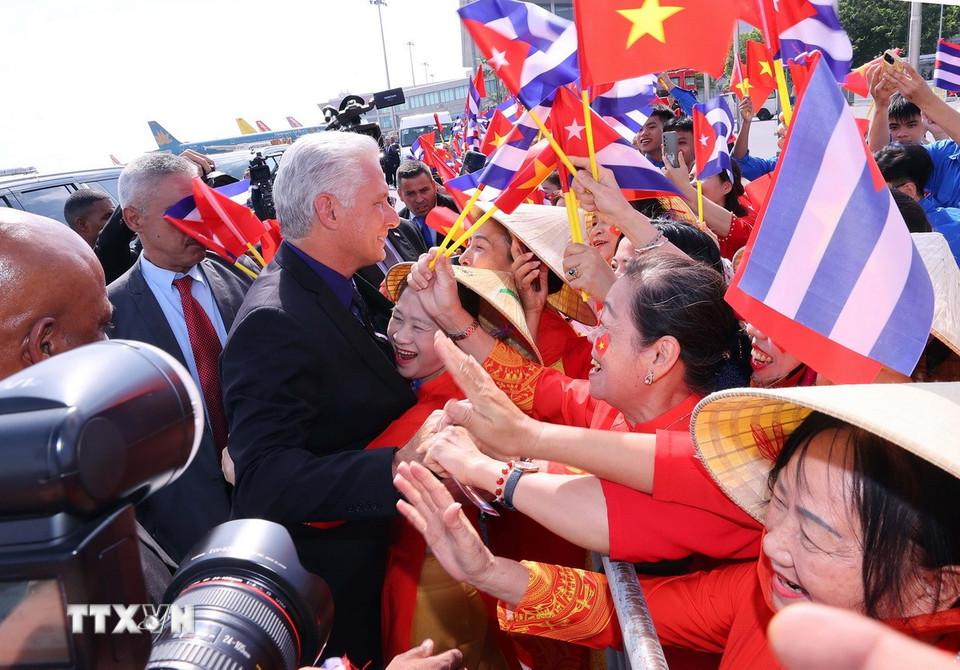 Bí thư Thứ nhất, Chủ tịch nước Cuba Miguel Díaz-Canel Bermúdez giao lưu với đông đảo người dân Thủ đô ra đón tại Sân bay quốc tế Nội Bài, Hà Nội. (Ảnh: Văn Điệp/TTXVN)