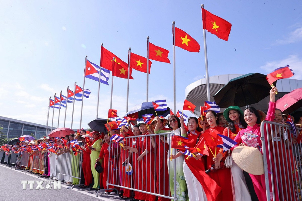 Đông đảo nhân dân Thủ đô Hà Nội đón Bí thư Thứ nhất, Chủ tịch nước Cuba Miguel Díaz-Canel Bermúdez và Phu nhân tại Sân bay quốc tế Nội Bài. (Ảnh: Văn Điệp/TTXVN)