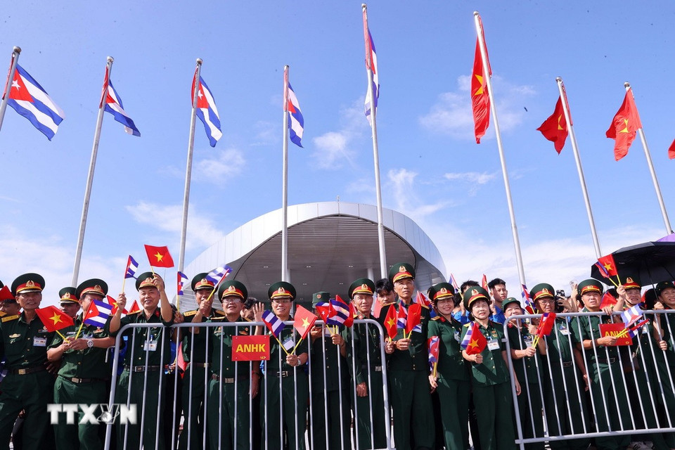 Đông đảo nhân dân Thủ đô Hà Nội đón Bí thư Thứ nhất, Chủ tịch nước Cuba Miguel Díaz-Canel Bermúdez và Phu nhân tại Sân bay quốc tế Nội Bài. (Ảnh: Văn Điệp/TTXVN)