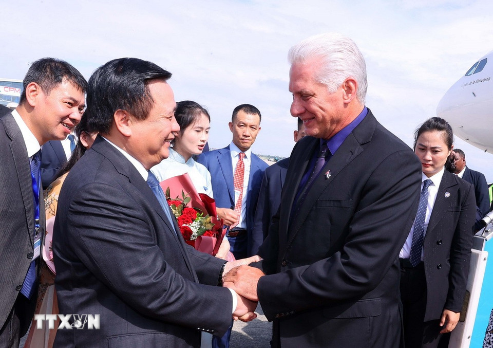 Ông Nguyễn Xuân Thắng, Ủy viên Bộ Chính trị, Giám đốc Học viện Chính trị quốc gia Hồ Chí Minh, Chủ tịch Hội đồng Lý luận Trung ương, đón Bí thư Thứ nhất, Chủ tịch nước Cuba Miguel Díaz-Canel Bermúdez và Phu nhân tại Sân bay quốc tế Nội Bài. (Ảnh: Văn Điệp/TTXVN)