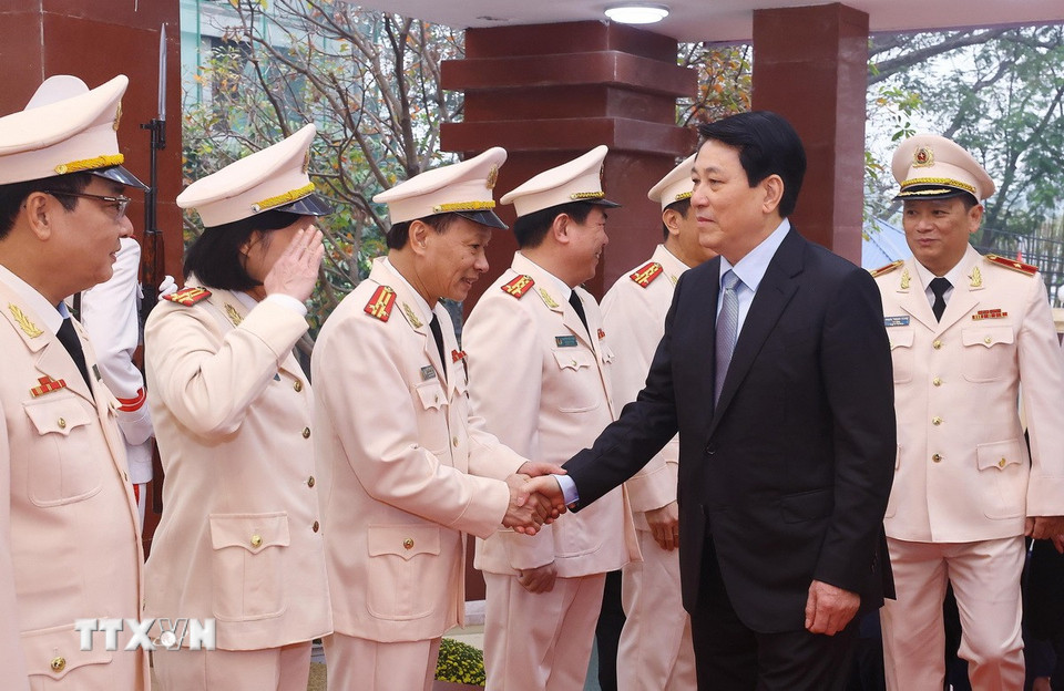 Chủ tịch nước Lương Cường với các sỹ quan Bộ Tư lệnh Cảnh vệ. (Ảnh: Lâm Khánh/TTXVN)