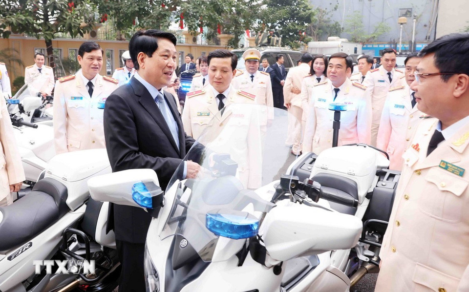 Chủ tịch nước Lương Cường kiểm tra trang thiết bị của Bộ Tư lệnh Cảnh vệ (Bộ Công an). (Ảnh: Lâm Khánh/TTXVN)