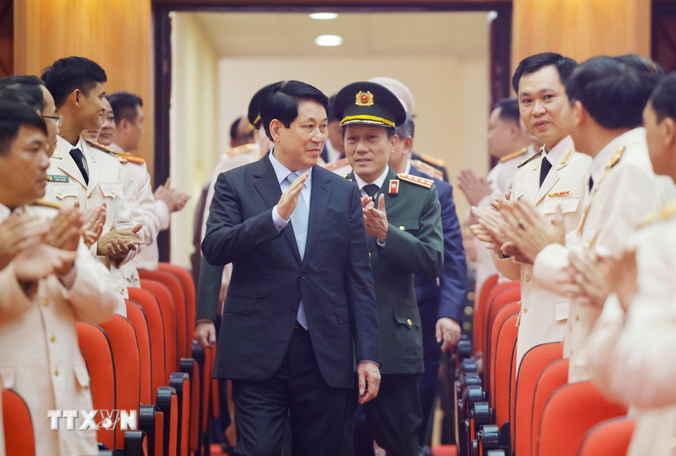 Chủ tịch nước Lương Cường đến thăm, chúc Tết cán bộ, chiến sỹ Bộ Tư lệnh Cảnh vệ. (Ảnh: Lâm Khánh/TTXVN)