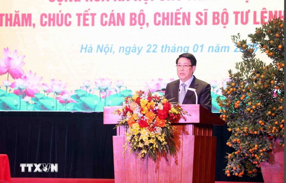 Chủ tịch nước Lương Cường chúc Tết cán bộ, chiến sỹ Bộ Tư lệnh Cảnh vệ. (Ảnh: Lâm Khánh/TTXVN)