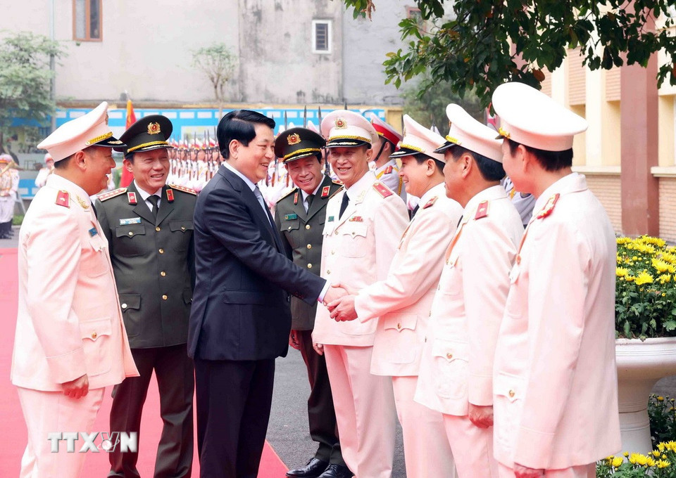 Chủ tịch nước Lương Cường với lãnh đạo Bộ Tư lệnh Cảnh vệ. (Ảnh: Phạm Kiên/TTXVN)