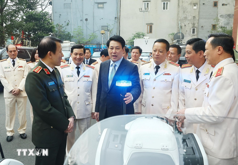 Chủ tịch nước Lương Cường kiểm tra trang thiết bị của Bộ Tư lệnh Cảnh vệ (Bộ Công an). (Ảnh: Lâm Khánh/TTXVN)