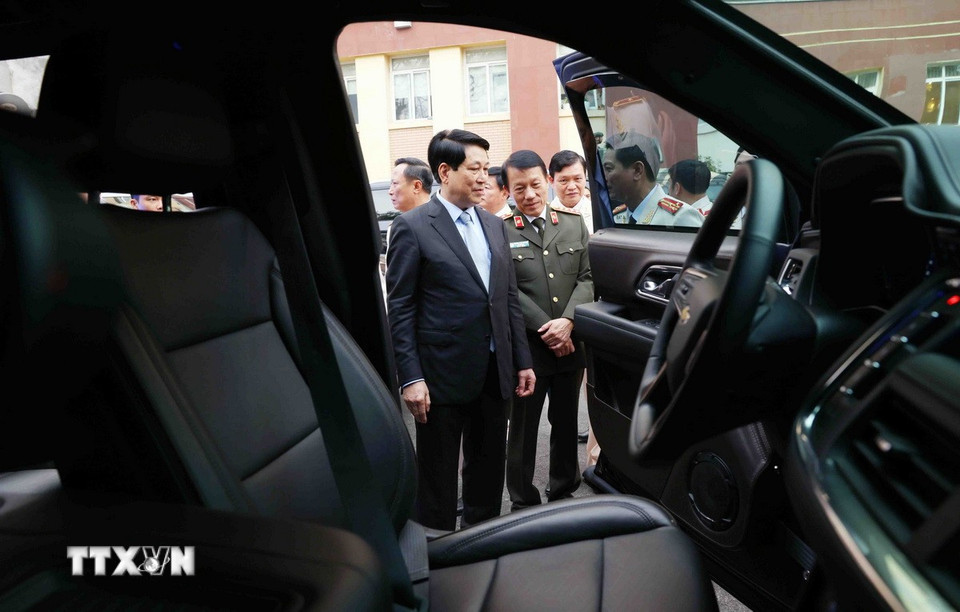 Chủ tịch nước Lương Cường kiểm tra trang thiết bị của Bộ Tư lệnh Cảnh vệ (Bộ Công an). (Ảnh: Lâm Khánh/TTXVN)