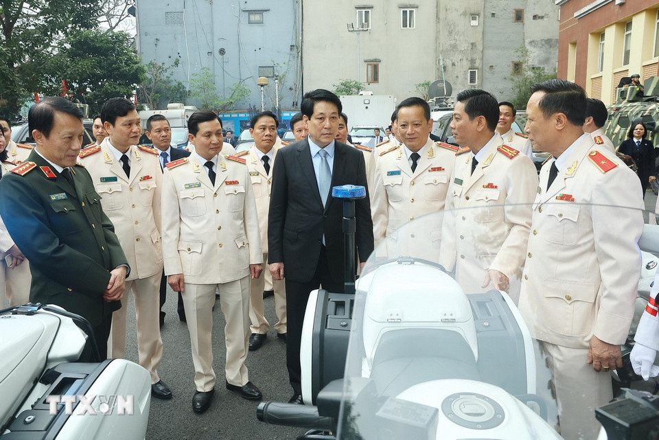 Chủ tịch nước Lương Cường kiểm tra trang thiết bị của Bộ Tư lệnh Cảnh vệ (Bộ Công an). (Ảnh: Lâm Khánh/TTXVN)