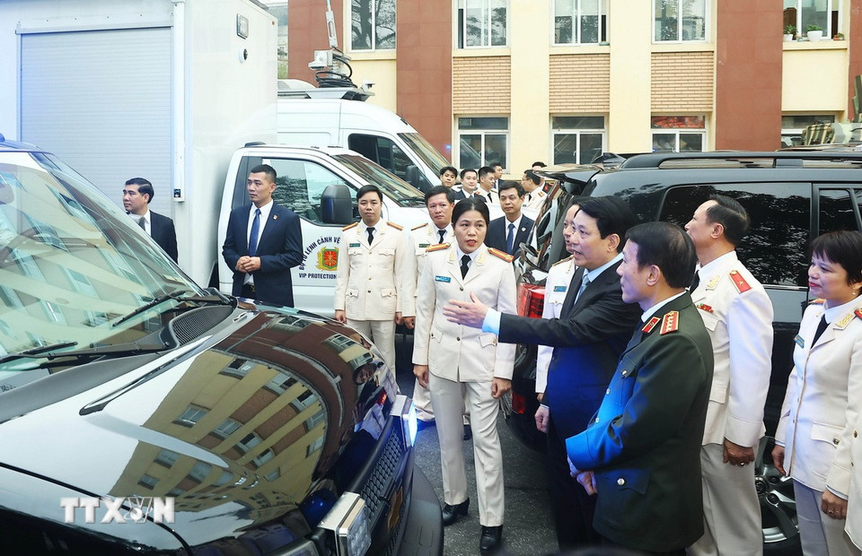 Chủ tịch nước Lương Cường kiểm tra trang thiết bị của Bộ Tư lệnh Cảnh vệ (Bộ Công an). (Ảnh: Lâm Khánh/TTXVN)