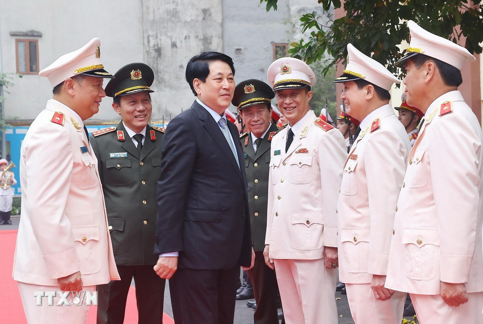 Chủ tịch nước Lương Cường với lãnh đạo Bộ Công an và Bộ Tư lệnh Cảnh vệ. (Ảnh: Lâm Khánh/TTXVN)