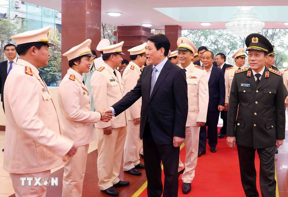 Chủ tịch nước Lương Cường với cán bộ lãnh đạo, sỹ quan Bộ Tư lệnh Cảnh vệ. (Ảnh: Phạm Kiên/TTXVN)