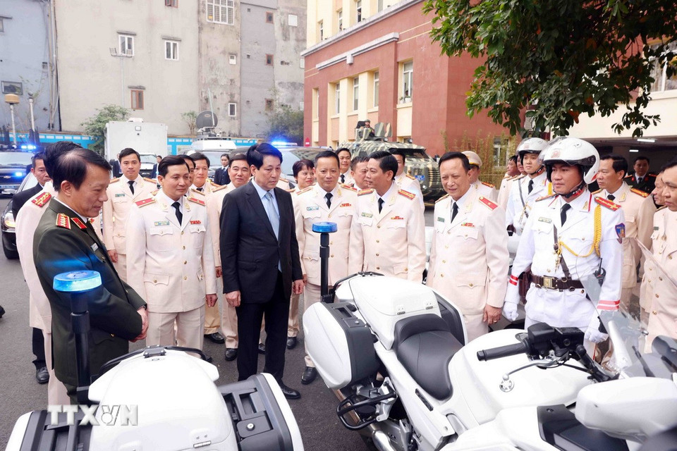 Chủ tịch nước Lương Cường kiểm tra trang thiết bị của Bộ Tư lệnh Cảnh vệ (Bộ Công an). (Ảnh: Lâm Khánh/TTXVN)