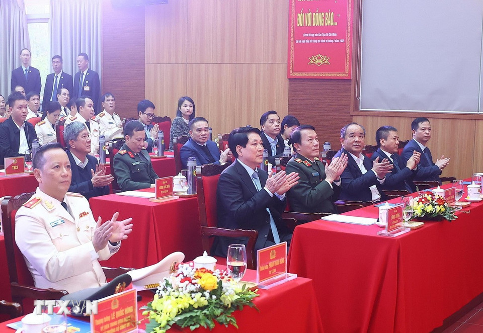 Chủ tịch nước Lương Cường thăm, chúc Tết cán bộ, chiến sĩ Bộ Tư lệnh Cảnh vệ. (Ảnh: Lâm Khánh/TTXVN)