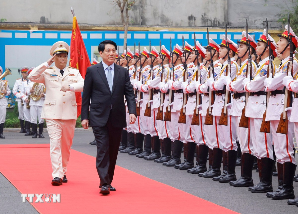 Chủ tịch nước Lương Cường duyệt đội danh dự. (Ảnh: Lâm Khánh/TTXVN)