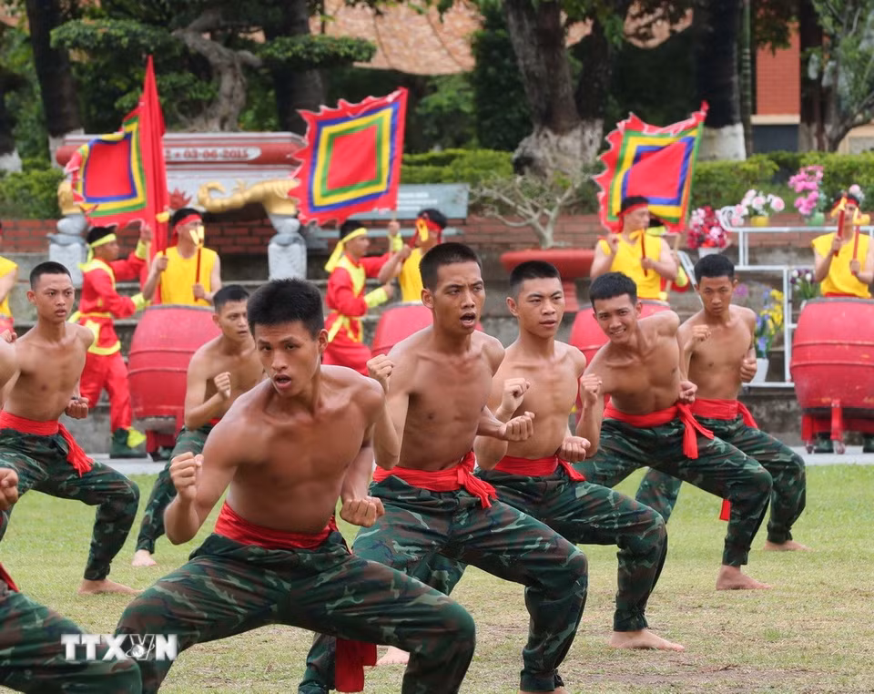 Biểu diễn "Lục hợp Quyền chiến" của chiến sỹ mới nhập ngũ năm 2025. (Ảnh: Trọng Đức/TTXVN)