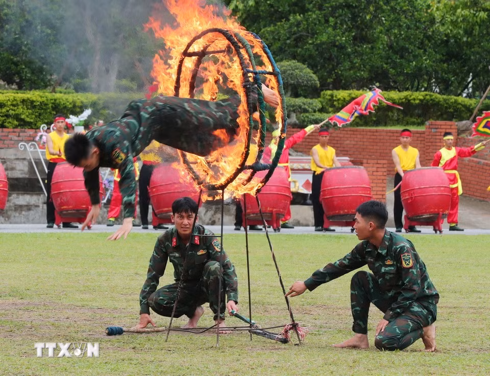 Biểu diễn nhảy qua vòng lửa của chiến sỹ mới nhập ngũ năm 2025. (Ảnh: Trọng Đức/TTXVN)
