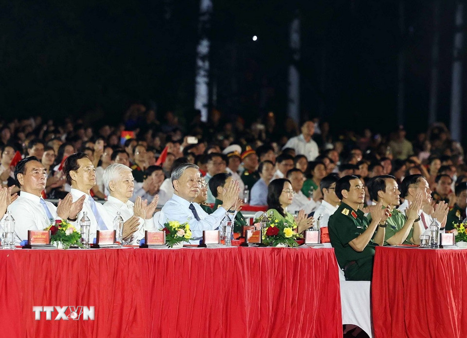 Tổng Bí thư Tô Lâm và các đại biểu dự Chương trình nghệ thuật “Đất nước trọn niềm vui.” (Ảnh: Thống Nhất/TTXVN)