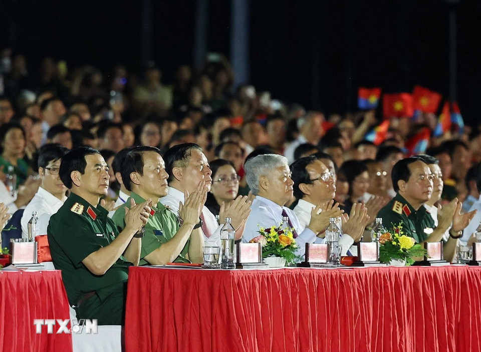 Các lãnh đạo Đảng, Nhà nước dự chương trình nghệ thuật. (Ảnh: Thống Nhất/TTXVN)