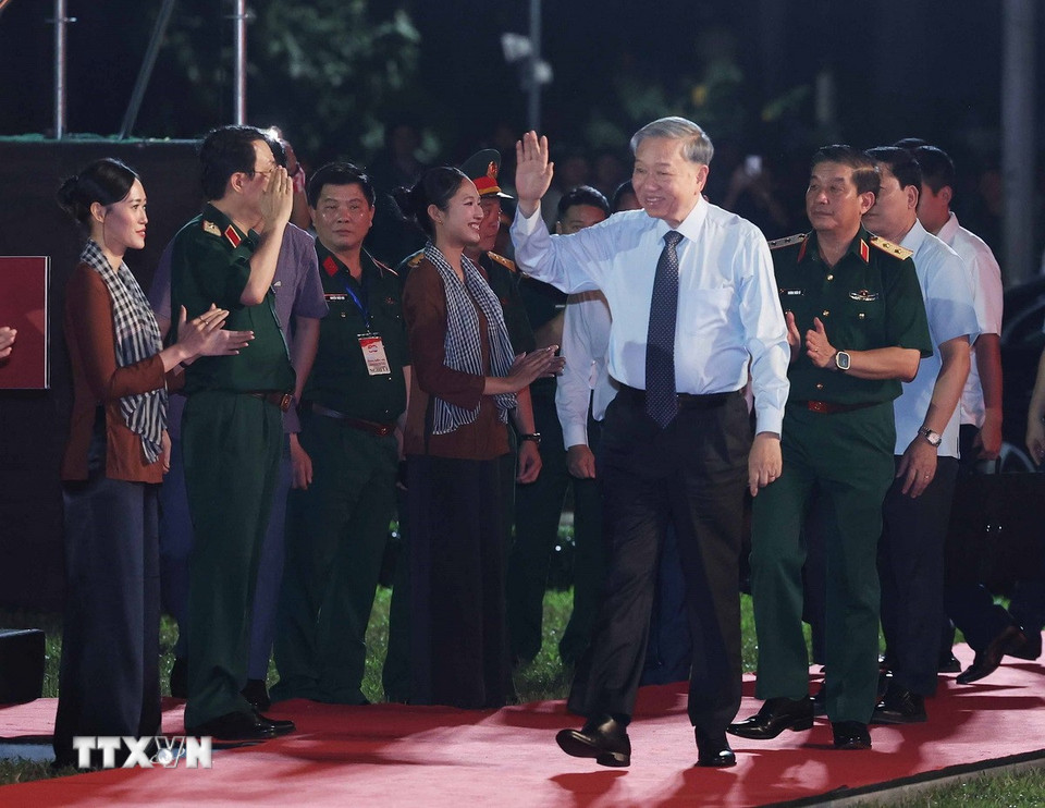 Tối 20/4, tại Thành phố Hồ Chí Minh, Tổng Bí thư Tô Lâm, Bí thư Quân ủy Trung ương cùng các lãnh đạo, nguyên lãnh đạo Đảng, Nhà nước và các đại biểu dự Chương trình nghệ thuật “Đất nước trọn niềm vui” nhân dịp kỷ niệm 50 năm Ngày giải phóng miền Nam, thống nhất đất nước (30/4/1975-30/4/2025) do Quân ủy Trung ương-Bộ Quốc phòng tổ chức. (Ảnh: Thống Nhất/TTXVN)