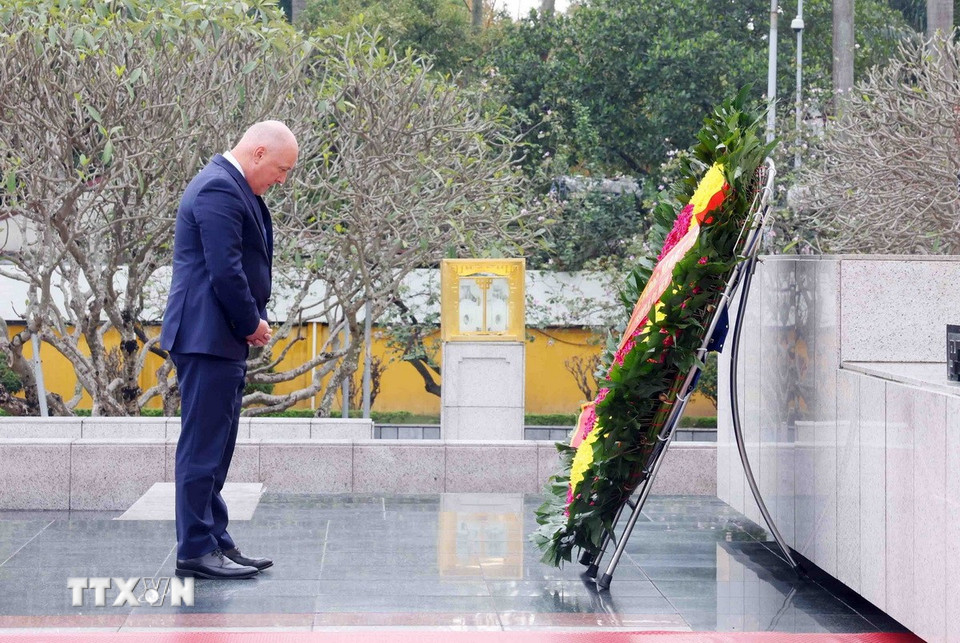 Thủ tướng New Zealand Christopher Luxon tưởng niệm các Anh hùng liệt sỹ. (Ảnh: Phạm Kiên/TTXVN)