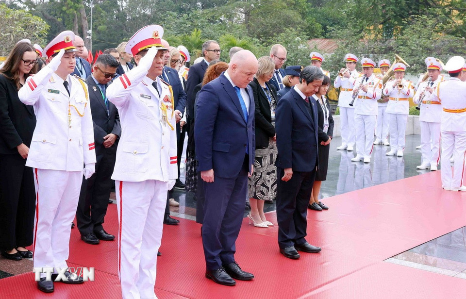 Thủ tướng New Zealand Christopher Luxon tưởng niệm các Anh hùng liệt sỹ. (Ảnh: Phạm Kiên/TTXVN)