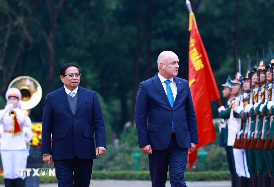 Thủ tướng Phạm Minh Chính và Thủ tướng New Zealand Christopher Luxon duyệt Đội danh dự Quân đội nhân dân Việt Nam. (Ảnh: Dương Giang/TTXVN)
