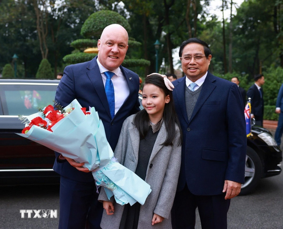 Thủ tướng Phạm Minh Chính đón Thủ tướng New Zealand Christopher Luxon. (Ảnh: Dương Giang/TTXVN)