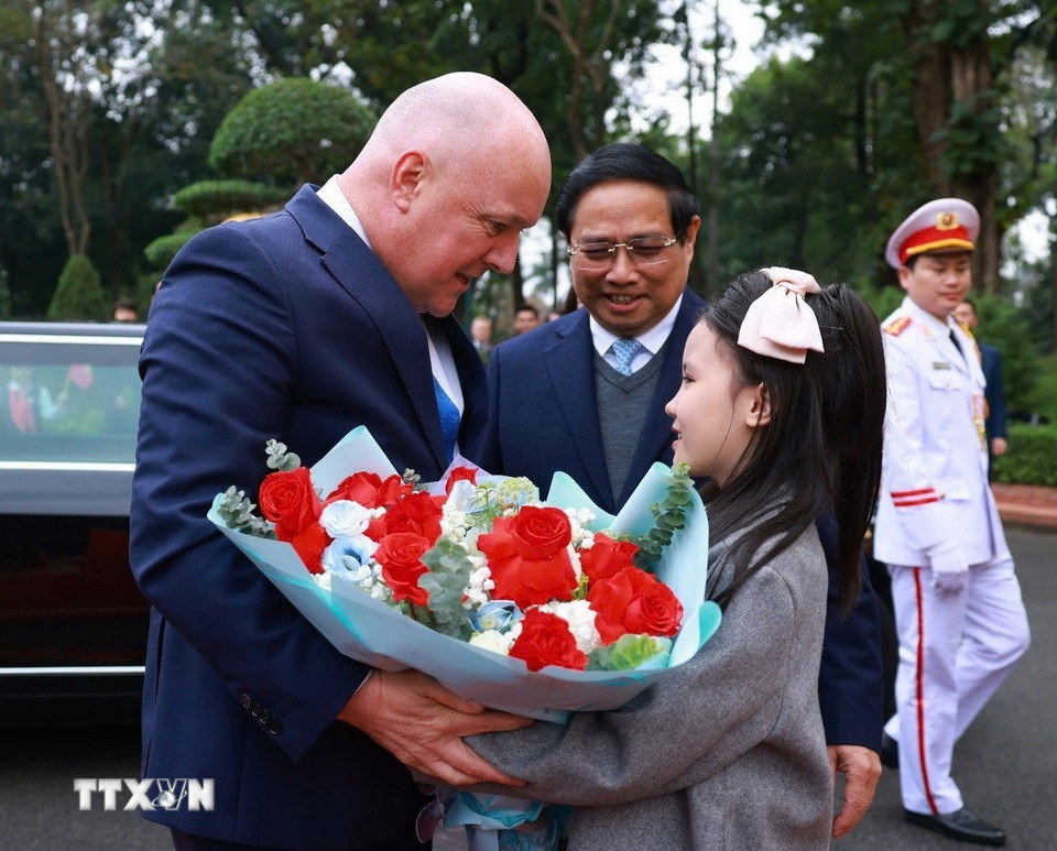 Thiếu nhi Hà Nội tặng hoa chào mừng Thủ tướng New Zealand Christopher Luxon thăm chính thức Việt Nam. (Ảnh: Dương Giang/TTXVN)