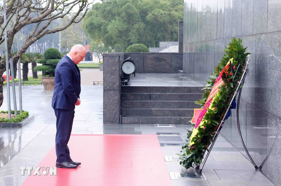 Thủ tướng New Zealand Christopher Luxon thành kính tưởng niệm Chủ tịch Hồ Chí Minh. (Ảnh: Phạm Kiên/TTXVN)