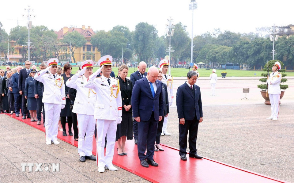 Thủ tướng New Zealand Christopher Luxon thành kính tưởng niệm Chủ tịch Hồ Chí Minh. (Ảnh: Phạm Kiên/TTXVN)