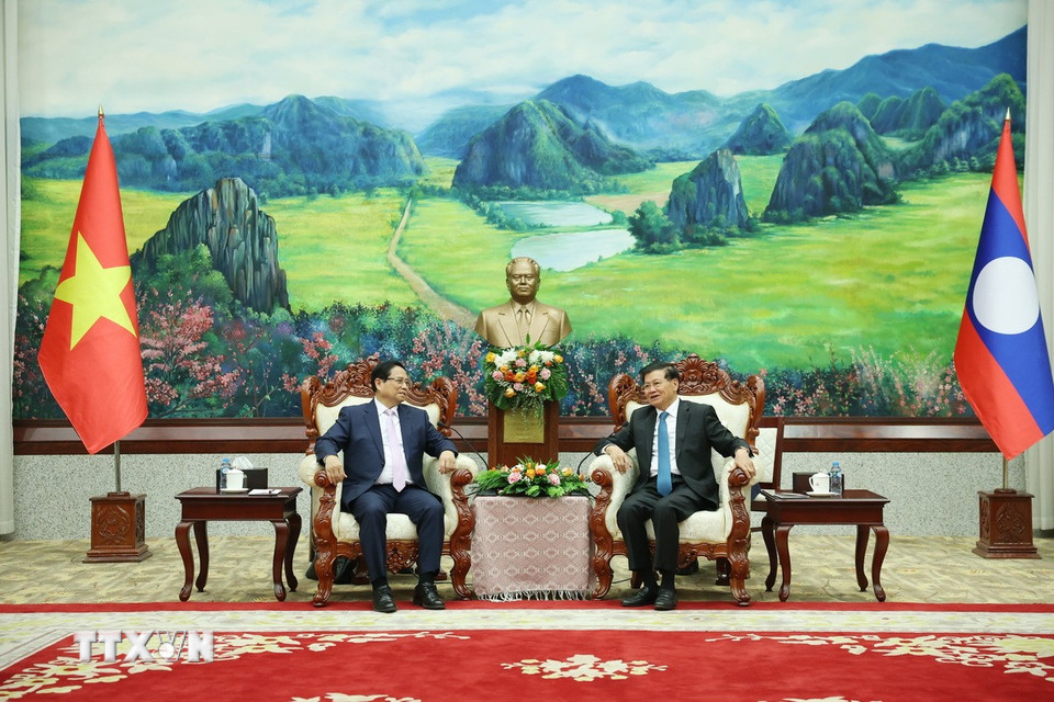 Thủ tướng Phạm Minh Chính chào Tổng Bí thư, Chủ tịch nước Lào Thongloun Sisoulith. (Ảnh: Dương Giang/TTXVN)