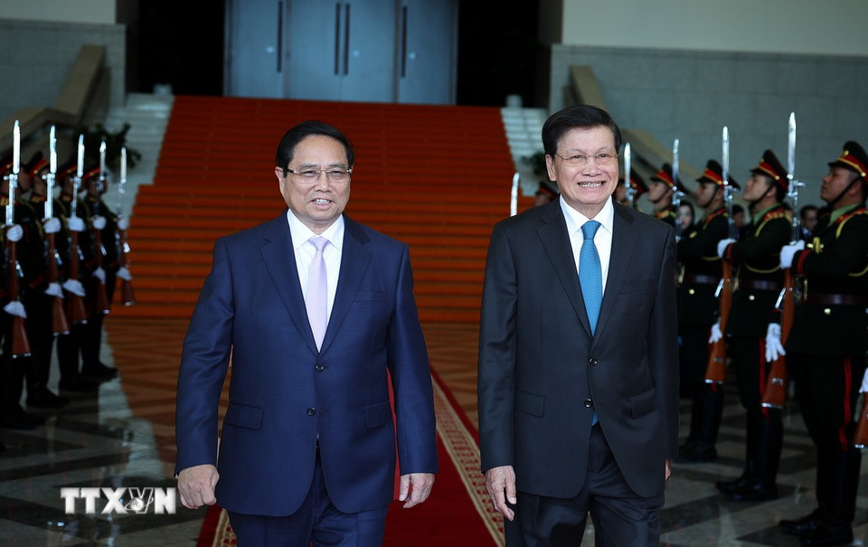Thủ tướng Phạm Minh Chính và Tổng Bí thư, Chủ tịch nước Lào Thongloun Sisoulith. (Ảnh: Dương Giang/TTXVN)