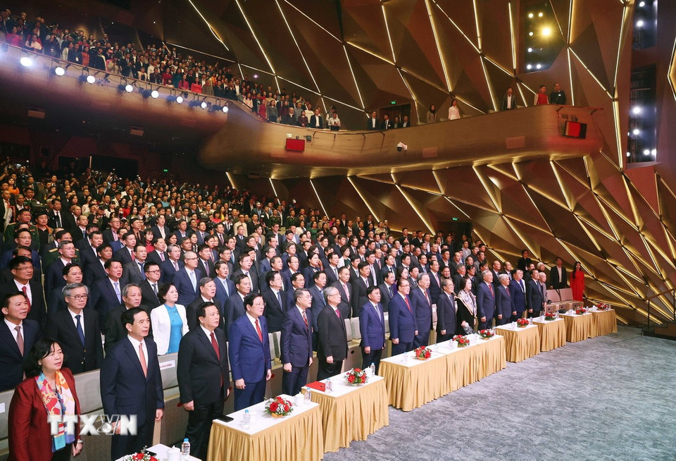 Tổng Bí thư Tô Lâm, các lãnh đạo, nguyên lãnh đạo Đảng Nhà nước và các đại biểu thực hiện nghi lễ chào cờ. (Ảnh: Thống Nhất/TTXVN)