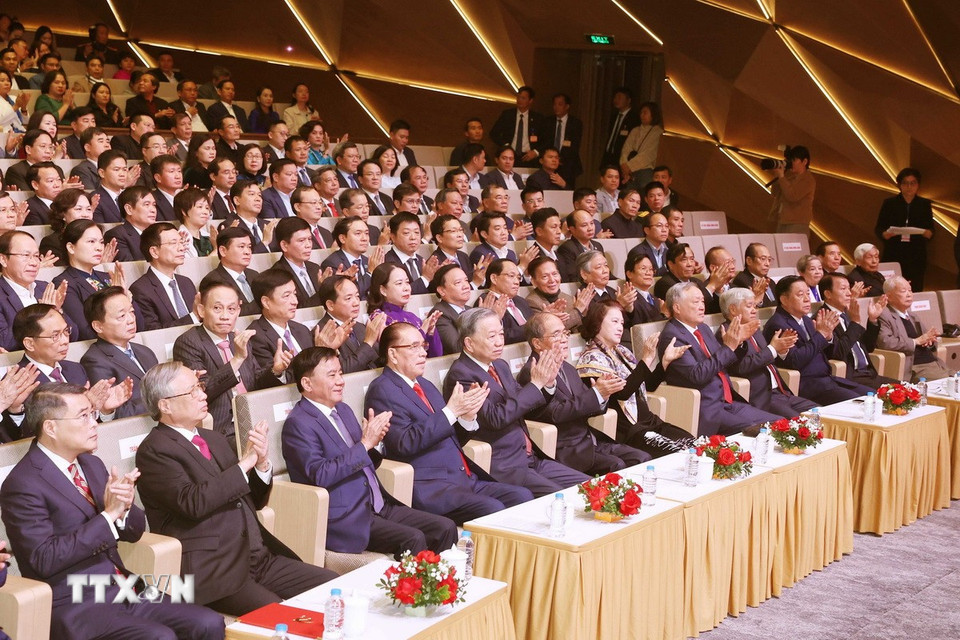 Tổng Bí thư Tô Lâm cùng các lãnh đạo, nguyên lãnh đạo Đảng Nhà nước và các đại biểu dự lễ trao giải. (Ảnh: Thống Nhất/TTXVN)