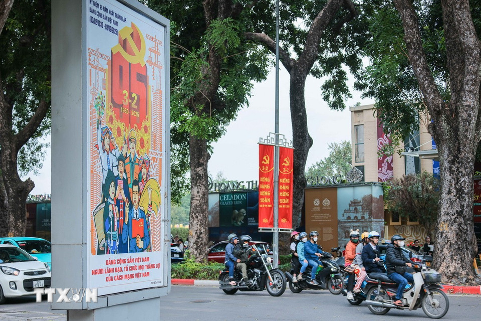 Nhiều panô, ápphích, băngrôn được bố trí xung quanh khu vực Lăng Chủ tịch Hồ Chí Minh, chào mừng 95 năm Ngày Thành lập Đảng Cộng sản Việt Nam. (Ảnh: Hoàng Hiếu/TTXVN)