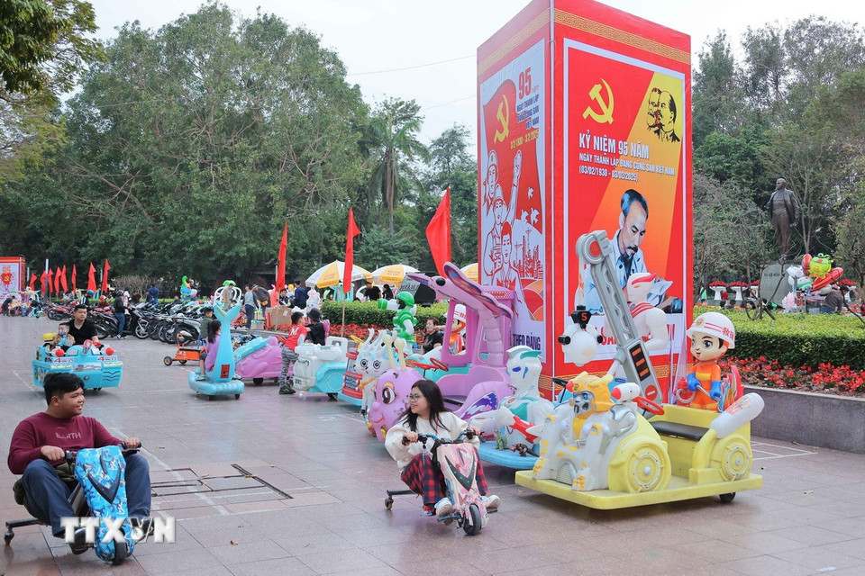 Panô cỡ lớn chào mừng 95 Ngày thành lập Đảng Cộng sản Việt Nam được bố trí tại khu vực Công viên Lenin. (Ảnh: Hoàng Hiếu/TTXVN)