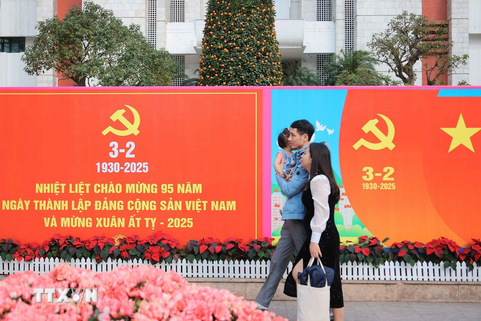 Các panô, ápphích tuyên truyền, cổ động cho chào mừng 95 năm Ngày Thành lập Đảng Cộng sản Việt Nam. (Ảnh: Hoàng Hiếu/TTXVN)