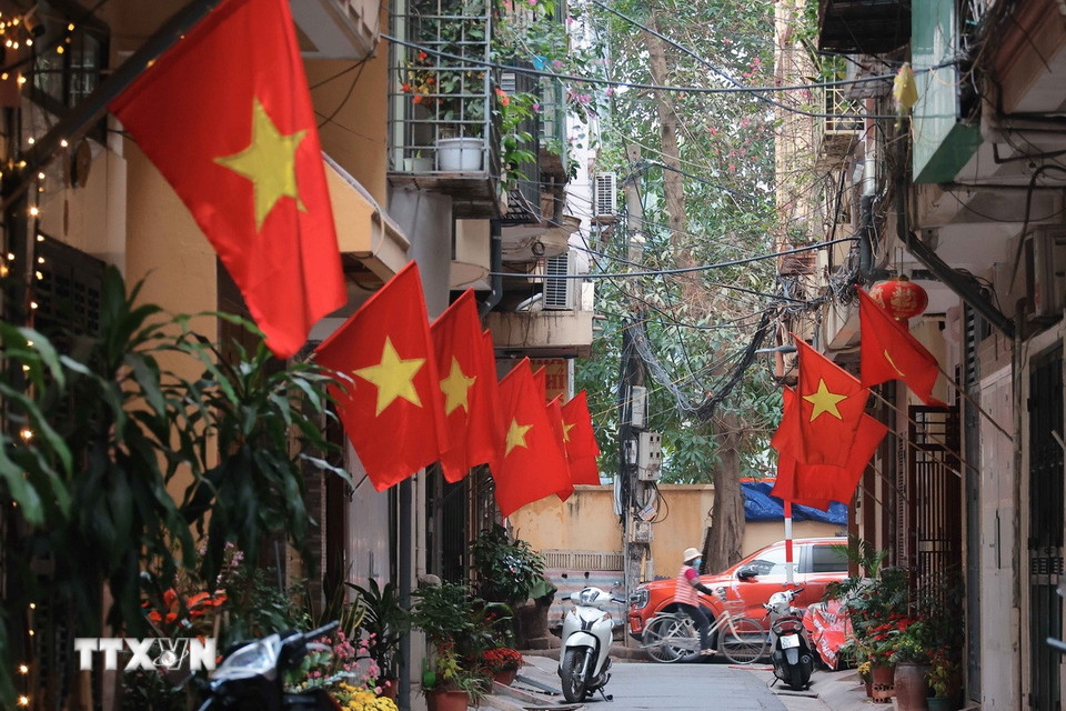 Tại các ngõ nhỏ, phố nhỏ rực đỏ cờ tổ quốc chào mừng 95 năm Ngày Thành lập Đảng Cộng sản Việt Nam và mừng Xuân Ất Tỵ 2025. (Ảnh: Hoàng Hiếu/TTXVN)