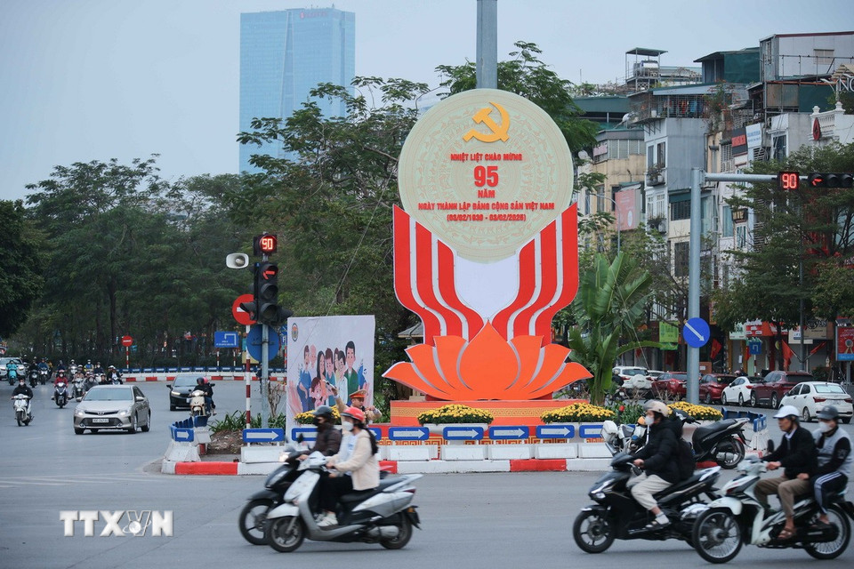 Biểu tượng cỡ lớn chào mừng 95 năm Ngày Thành lập Đảng Cộng sản Việt Nam tại khu vực Ô Chợ Dừa. (Ảnh: Hoàng Hiếu/TTXVN)