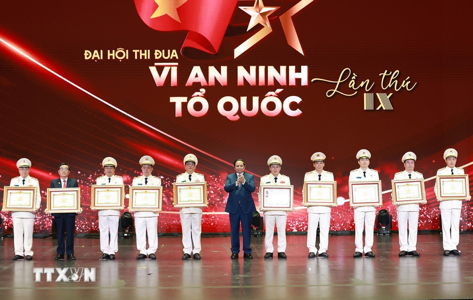 Thủ tướng Phạm Minh Chính trao tặng Danh hiệu Anh hùng Lực lượng Vũ trang Nhân dân và Huân chương Quân công hạng Nhất cho tập thể, cá nhân có thành tích xuất sắc. (Ảnh: Dương Giang/TTXVN)