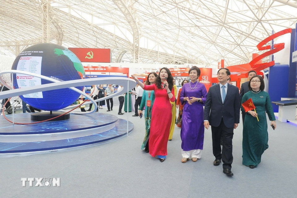 Phó Thủ tướng Chính phủ, Bộ trưởng Ngoại giao Bùi Thanh Sơn tham quan gian trưng bày của TTXVN. (Ảnh: Minh Quyết/TTXVN)