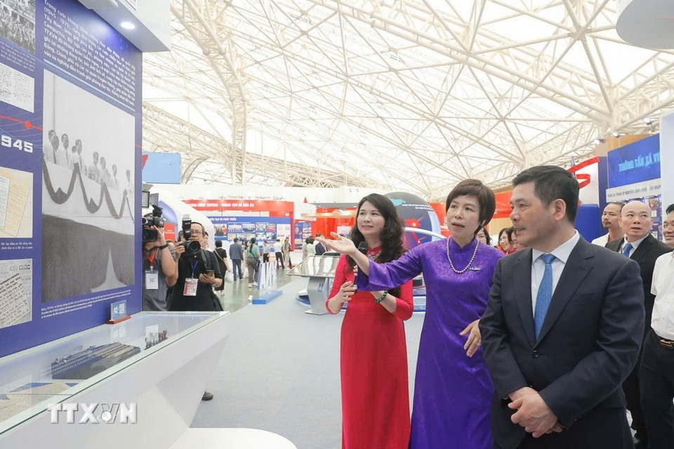 Đoàn Bộ Công Thương do Bộ trưởng Nguyễn Hồng Diên dẫn đầu tham quan gian trưng bày của TTXVN. (Ảnh: Minh Quyết/TTXVN)