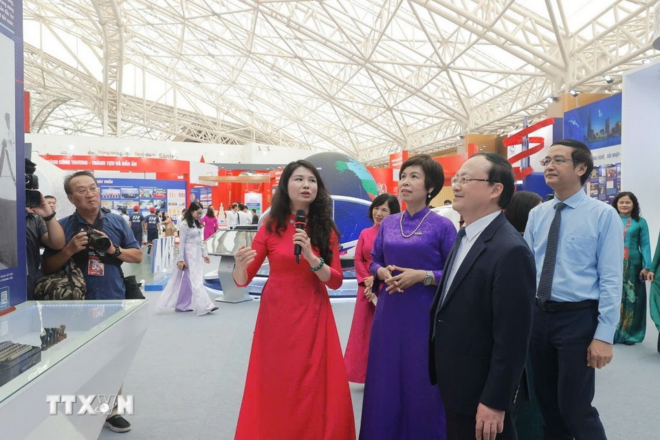 Đoàn Bộ Công Thương do Bộ trưởng Nguyễn Hồng Diên dẫn đầu tham quan gian trưng bày của TTXVN. (Ảnh: Minh Quyết/TTXVN)