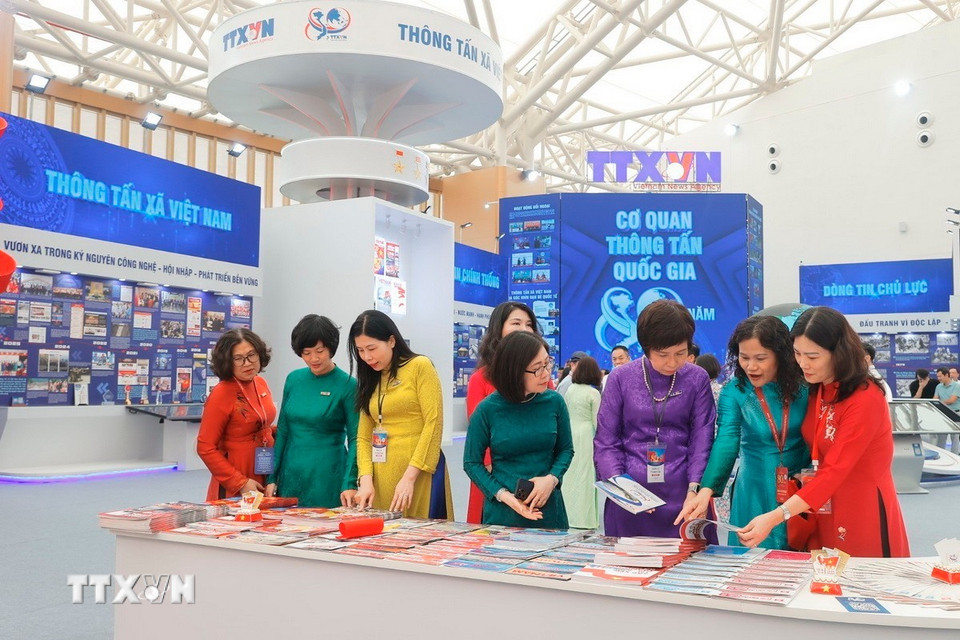 Đại biểu tham quan gian trưng bày của TTXVN tại triển lãm. (Ảnh: Minh Quyết/TTXVN)